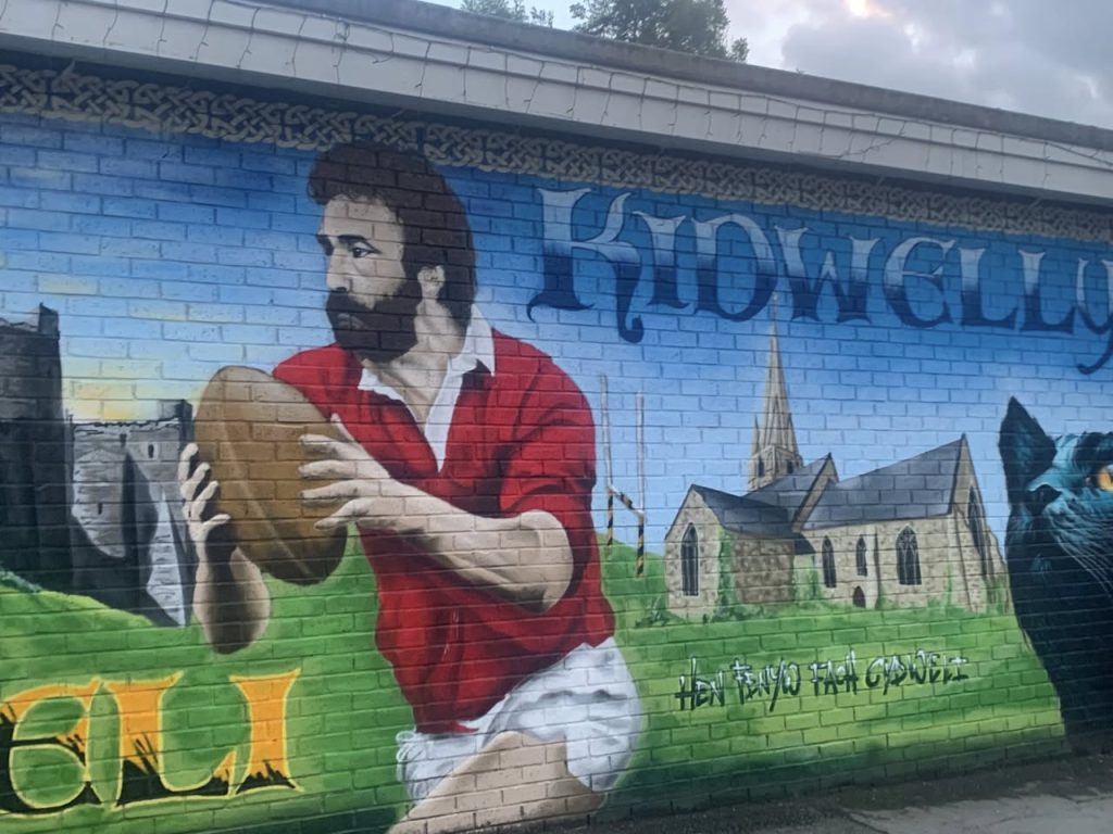 The-mural-of-Gravs-on-the-wall-of-Kidwelly-Rugby-Club